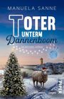„Toter unterm Tannenboom“, Nordsee-Krimi. Ein festlich geschmückter Baum, ein Schaf mit Mütze, ein Leuchtturm im Hintergrund.