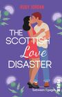 "THE SCOTTISH Love DISASTER" mit Illustration eines küssenden Paares. Lila Hintergrund mit Disteln verziert.