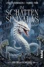 „Im Schatten Simyalas“, „Der Basiliskenkönig“. Ein weißer Drache windet sich durch eine verfallene, baumbewachsene Architektur.