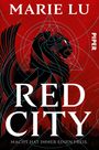 „Marie Lu, Red City. Macht hat immer einen Preis.“ Illustration: Schwarzer Löwe, geometrische Muster, rote Skyline.
