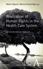 "Realization of Human Rights in the Health Care System" steht in weißer Schrift. Illustration eines großen Baums.
