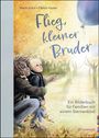 „Flieg, kleiner Bruder“; „Ein Bilderbuch für Familien mit einem Sternenkind“. Zwei Kinder im Herbst, eines hält einen Ballon.