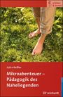 "Mikroabenteuer – Pädagogik des Naheliegenden." Füße im Gras, hochgekrempelte Hosen. Oberer roter Rand mit Logo.