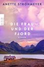„Die Frau und der Fjord“, Roman von Anette Strohmeyer. Landschaft mit Fjord, Bergen und kleinem Haus, Logo links.