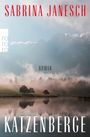 Text: "Sabrina Janesch", "Roman", "Katzenberge". Darunter eine Landschaft mit Berg, Wald und See im Nebel. Logo links oben.