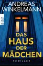 ANDREAS WINKELMANN, DAS HAUS DER MÄDCHEN, Thriller, bläuliches Gebäude mit beleuchteter Tür, rororo-Logo.