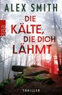 „DIE KÄLTE, DIE DICH LÄHMT“ in Rot, „ALEX SMITH“ in Grün, Wald mit moosbedeckten Steinen.