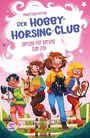 "Der Hobby-Horsing-Club: Sprung für Sprung zum Ziel." Vier fröhliche Kinder mit Steckenpferden springen über ein Hindernis.