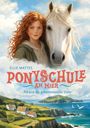 „Ponyschule am Meer“ von Ellie Mattes. Ein Mädchen mit rotem Haar und ein weißes Pferd vor einer Küstenlandschaft.
