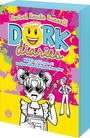 Titel: Dork Diaries. Nikkis (nicht ganz so) zuckersüße kleine Schwester. Illustration: Mädchen mit Herzbrille und Lutscher.