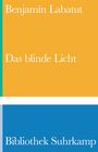 Oben steht "Benjamín Labatut", darunter "Das blinde Licht". Unten "Bibliothek Suhrkamp". Hintergrund in Orange und Blau.
