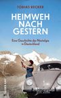 "Heimweh nach Gestern" von Tobias Becker. Frau fotografiert neben einem alten Auto in einer Gebirgslandschaft.