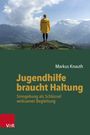 "Jugendhilfe braucht Haltung" von Markus Knauth. Eine Person im gelben Regenmantel steht auf einem Felsen mit Bergpanorama.