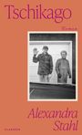 "Tschikago" oben, "Roman" darunter. Unten "Alexandra Stahl". Schwarzweißfoto: zwei ältere Personen winken.