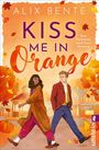 Titel: "KISS ME IN ORANGE"; Autor: Alix Bente. Illustration: Zwei Personen spazieren in herbstlicher Kleinstadt mit Laub.