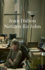 „Joan Didion: Notizen für John“. Eine Frau sitzt mit verschränkten Armen an einem Schreibtisch in einem Büro.