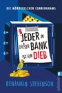 Die Texte "Jeder in dieser Bank ist ein Dieb" und "Benjamin Stevenson". Ein Tresor mit Goldbarren und ein Papagei.