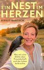 „EIN NEST IM HERZEN, BIRGIT BARTSCH. Was mir eine Dohle über Freundschaft und das Leben beibrachte.“ Frau mit Vogel im Feld.