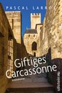 Text: Pascal Larroc, Giftiges Carcassonne, Kriminalroman. Steinige Gasse zwischen alten Burgmauern, blauer Himmel.