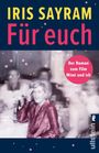 "Iris Sayram: Für euch. Der Roman zum Film Mimi und ich." Frau in roter Kleidung lächelt in geselliger Runde.