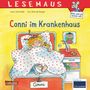 „Conni im Krankenhaus“ in farbenfroher Illustration. Mädchen liegt im Bett mit Teddy, Bein bandagiert.
