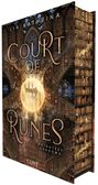 "COURT OF RUNES" ist in goldenen Buchstaben geschrieben. Eine Raumansicht mit Regalen voller Bücher und einem leuchtenden Kreis.