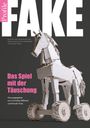 "FAKE" in großen, weißen Buchstaben. Darunter: "Das Spiel mit der Täuschung". Papp-Trojanisches Pferd auf Rädern.