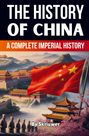 THE HISTORY OF CHINA. A COMPLETE IMPERIAL HISTORY. Große rote Flagge, traditionelle Gebäude, rosa Blüten und Berge.