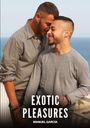 "Exotic Pleasures" von Manuel García. Zwei Männer stehen lächelnd auf einem Balkon mit Meerblick, eng umschlungen.