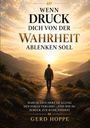 Eine Person geht auf einem Pfad dem Sonnenuntergang entgegen, umgeben von Bergen und Bäumen.