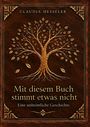 Oben: "Claudia Hesseler". Mitte: "Mit diesem Buch stimmt etwas nicht". Unten: "Eine unheimliche Geschichte". Goldener Baum auf braunem Hintergrund.
