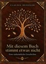 "Mit diesem Buch stimmt etwas nicht" von Claudia Hesseler. Verzierter Baum auf braunem Hintergrund, Goldakzente in Ecken.
