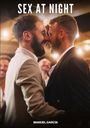 "SEX AT NIGHT" steht oben, "MANUEL GARCÍA" unten. Zwei Männer lächeln sich an, umgeben von Menschen und Lichtern.