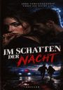 "Ihre Vergangenheit lässt sie nicht los. Im Schatten der Nacht. Thriller." Zwei blutverschmierte Personen, Polizei im Hintergrund.