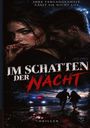 „Im Schatten der Nacht“. Thriller. Eine Frau mit blutbeflecktem Gesicht, ein Polizist an ihrer Seite, im Hintergrund Polizei.