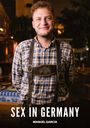 Text: "SEX IN GERMANY" und "MANUEL GARCÍA". Ein Mann in traditioneller bayerischer Kleidung lächelt in einem rustikalen Lokal.