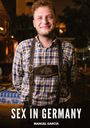 Text: "SEX IN GERMANY" und "MANUEL GARCÍA". Ein lächelnder Mann in kariertem Hemd und Tracht, Hintergrund mit Holzmöbeln.