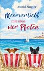 "Meerverliebt mit allen vier Pfoten" - Zwei Hunde sitzen in Liegestühlen am Strand, blicken auf das Meer mit Segelboot.