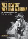 "Leadership: Wer bewegt wen und warum? Was dein Pferd über dich weiß, bevor du es berührst. Sanja Panea, Pferdeverhaltenstherapeutin." Ein graues Pferd galoppiert kraftvoll durch Rauch oder Staub.