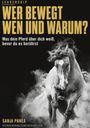 Text: „LEADERSHIP WER BEWEGT WEN UND WARUM?“ Ein wild galoppierendes Pferd vor dunklem Hintergrund.