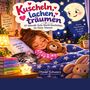 Titel: "Kuscheln, lachen, träumen". Ein Kind schläft mit einem Teddy im Arm, daneben eine Katze und Bücher.