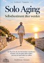 "Solo Aging: Selbstbestimmt älter werden" von Andreas Geuss. Frau spaziert auf einem Weg, Sonnenuntergang am Meer.