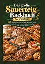 "Brot und Gebäck vor grünem Hintergrund. Großes Brot, Pizza und Brötchen. Joghurtglas neben Brotlaib."