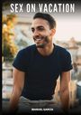 "SEX ON VACATION" und "MANUEL GARCÍA" oben und unten. Ein Mann lächelt entspannt im Freien.