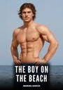 "The Boy on the Beach" und "Manuel García". Ein muskulöser Mann steht am Meer, oberkörperfrei mit verschränkten Armen.