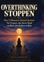 OVERTHINKING STOPPEN. Eine Frau sitzt auf einem Steg, blickt auf einen See bei Vollmond.