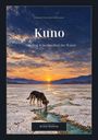 "Kuno. The Dog Who Smelled the Water. Rylan Hudson." Ein Hund schnüffelt an einem kleinen Wasserlauf in einer weiten Salzwüste.