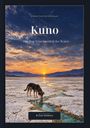 „A Novel from the Continuum; Kuno: The Dog Who Smelled the Water; Rylan Hudson.“ Ein Hund trinkt aus einem Bach in einer Wüste bei Sonnenuntergang.