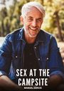Text: "SEX AT THE CAMPSITE" und "MANUEL GARCÍA". Ein lächelnder Mann mit grauem Haar in Jeansjacke, unscharfer Waldhintergrund.