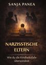 "Sanja Panea. Narzisstische Eltern: Wie du die Kindheitsfalle überwindest." Ein Kind sitzt allein auf Treppen, im Hintergrund Silhouetten von Erwachsenen.